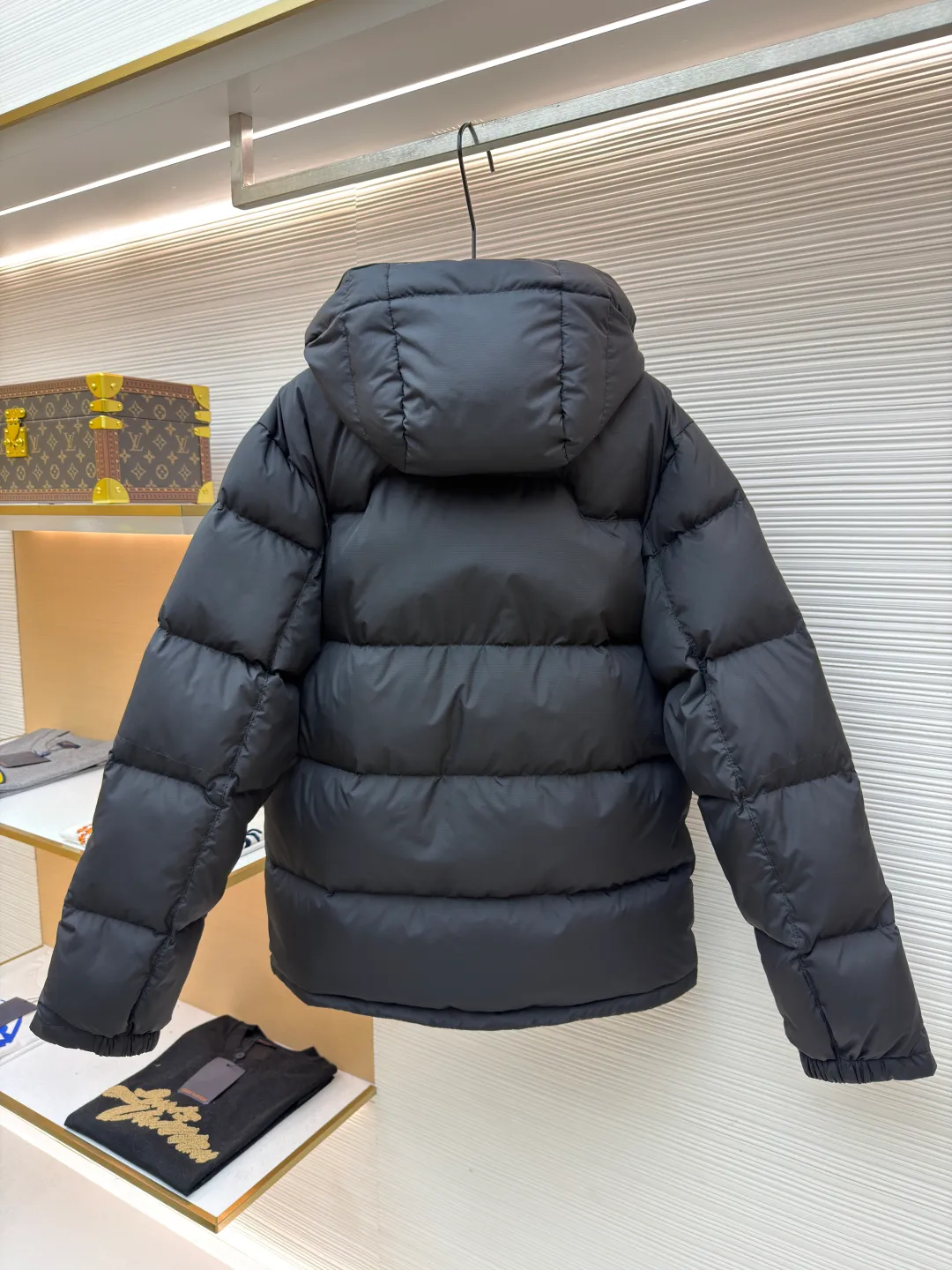 Ralph Lauren classic red label down jacket ●Original version: Purchased and developed in 2099 ●Item number: 1681655-D60 ●Fabric: white duck down fabric ●Technology: mechanical down filling ●Color: black ●Version: fitted version ●Weight: about 835 grams ●Size: S-M-L-XL ●Description: Nylon fabric has good windproof and waterproof properties and can effectively block the intrusion of wind and rain from the outside Keeps the inside dry and suitable for wearing in humid or rainy conditions. The red label on the chest is made with an imported MECLO embroidery machine. The original pattern is scanned first, and then high-quality silk thread is used to make a pattern. The density effect is adjusted by continuous pattern making. Detachable hood: The down jacket is equipped with a detachable nylon hood, which users can easily remove or install according to weather changes or personal preferences, which is both practical and convenient. The details are exquisitely processed: the zipper design is simple and elegant, easy to operate; the closing design of the cuffs and hem effectively prevents the intrusion of cold wind, improving the warmth and comfort of wearing. It uses 90 white duck down with a weight of 260g to ensure excellent thermal insulation performance. After strict screening and processing, the velvet is not easy to drill, ensuring durability. The overall wiring is straight and delicate, the fabric is comfortable and soft, and the color is consistent without color difference. It can be matched with the same style to create a fashionable look and control various occasions. Customized accessories, complete with three standards, same style for men and women!